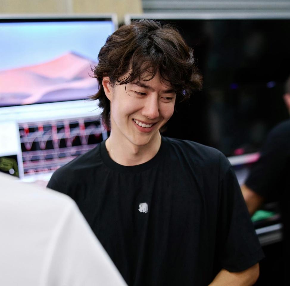 王一博 王一博在做自己，在自己的时光里张扬，所以属于王一博的小小世界，永远不会沉