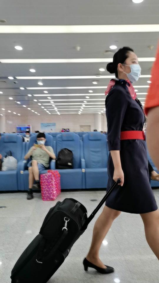 山东航空宣布女空乘可自选裤装或过膝裙，平底鞋取代高跟鞋！这波属于是航空公司的阳谋