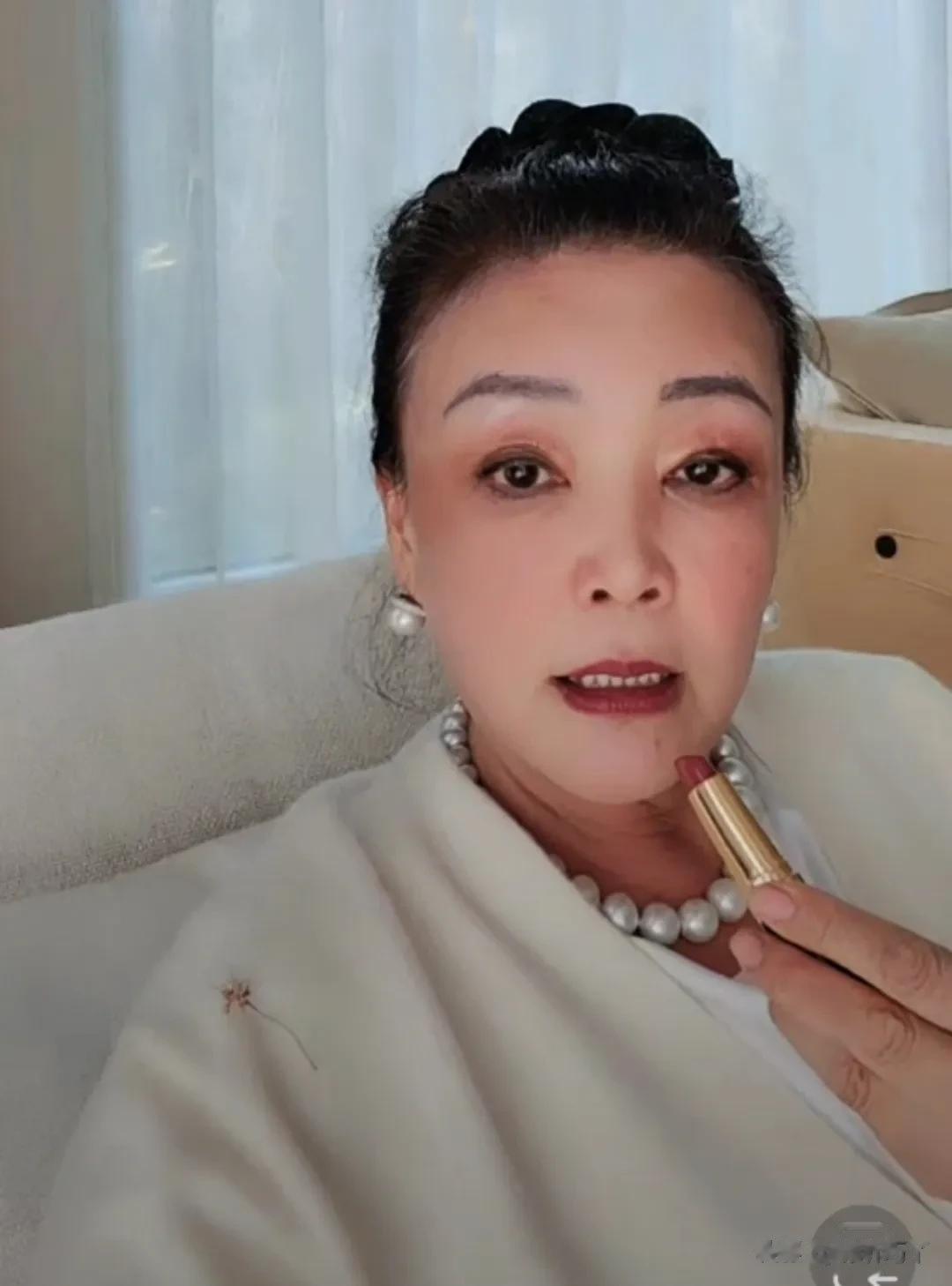 兰姐带病直播被黑粉说脏卖惨，兰姐笑着用天津方言回怼：我哪里卖惨了，行吧，小黑宝宝