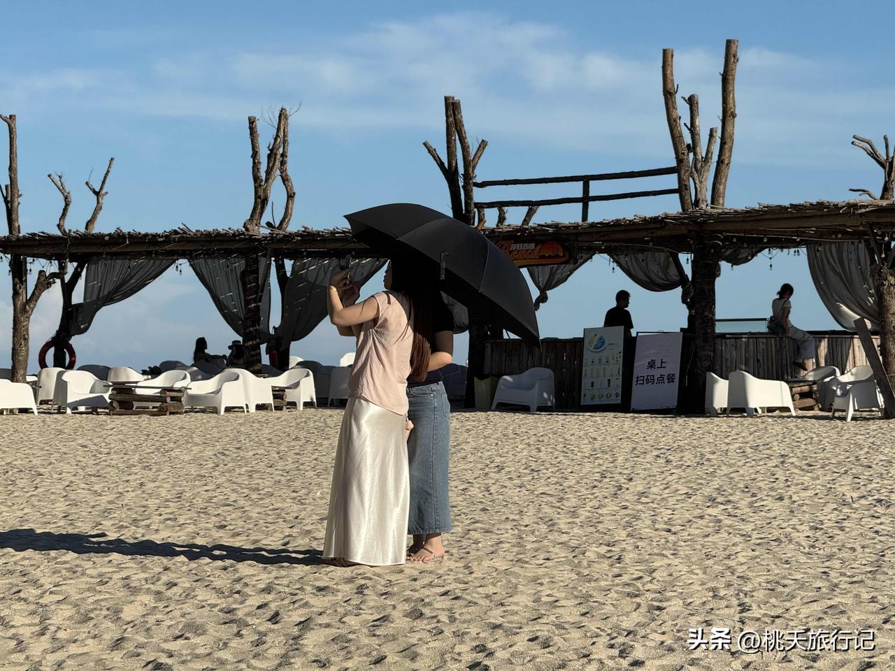 汕尾的海，真的是湛蓝色的！等一场风车岛的日落！应该很浪漫汕尾海滩旅游 广东汕尾海