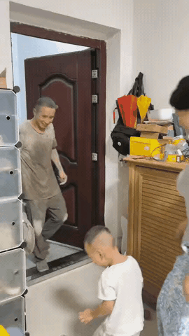 男子从工地下班回到家，一身的泥土，刚打开家门，刚学会走路的儿子拿来的拖鞋，妻子热