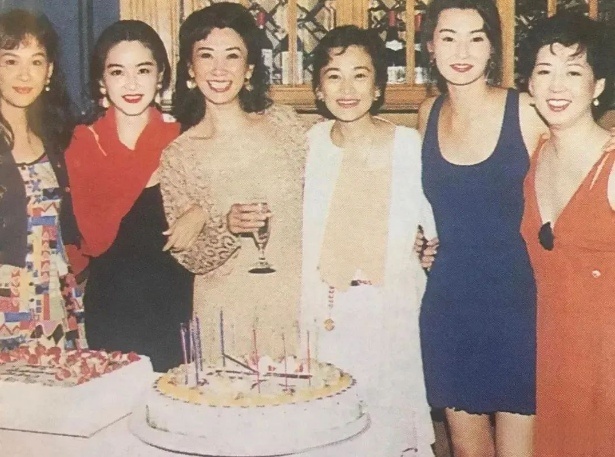 【来自投稿】施南生（左三）在自己40岁的生日上和一众姐妹淘的合影 