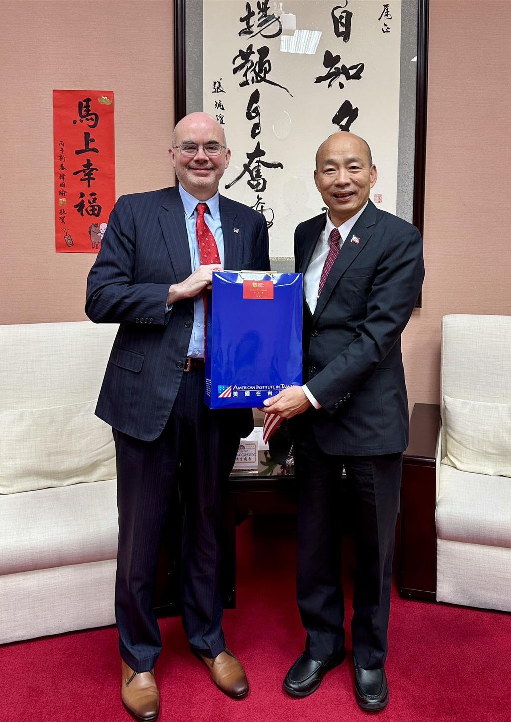 谷立言（左）于新春之际前往拜会立法院院长韩国瑜（右）。