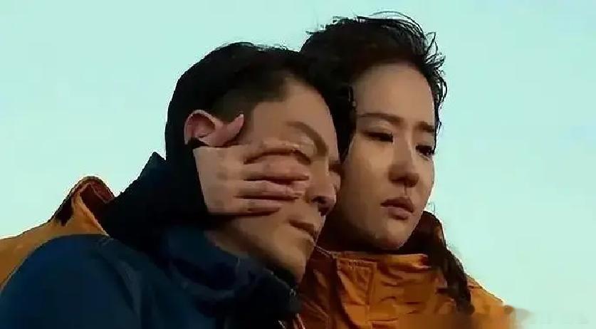 刘亦菲在《玫瑰的故事》片场，亲手往墙上泼完油漆后，跟导演说，她其实也不懂黄亦玫为