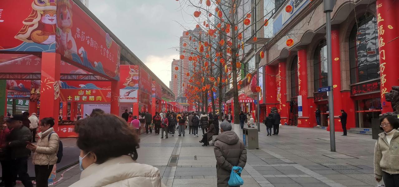 逛杨家坪步行街有感
彩旗灯笼漫天红
满街商铺年味隆
巴渝特产柜台摆
游客大妈采购