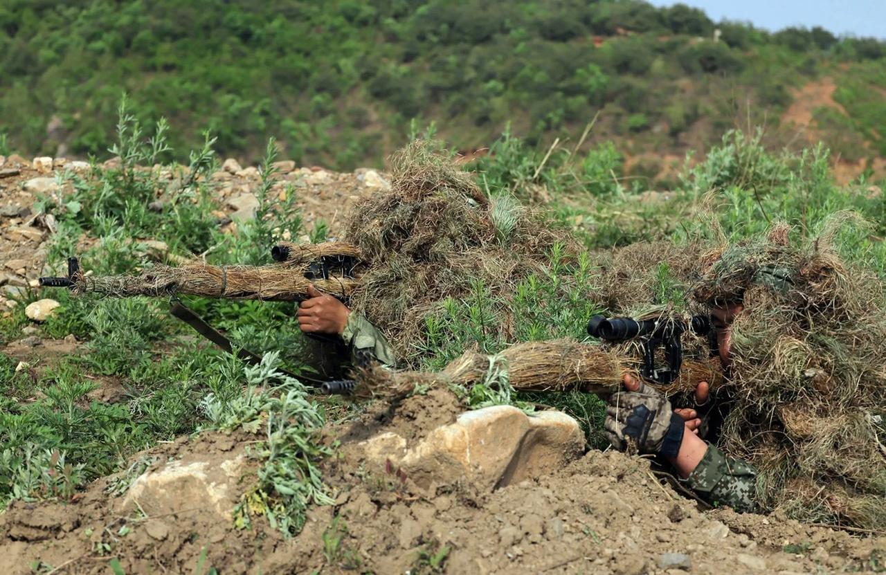 [呲牙] 朝鲜人民军的某型狙击步枪——看上去像是 苏联 SVD 狙击步枪，但枪口