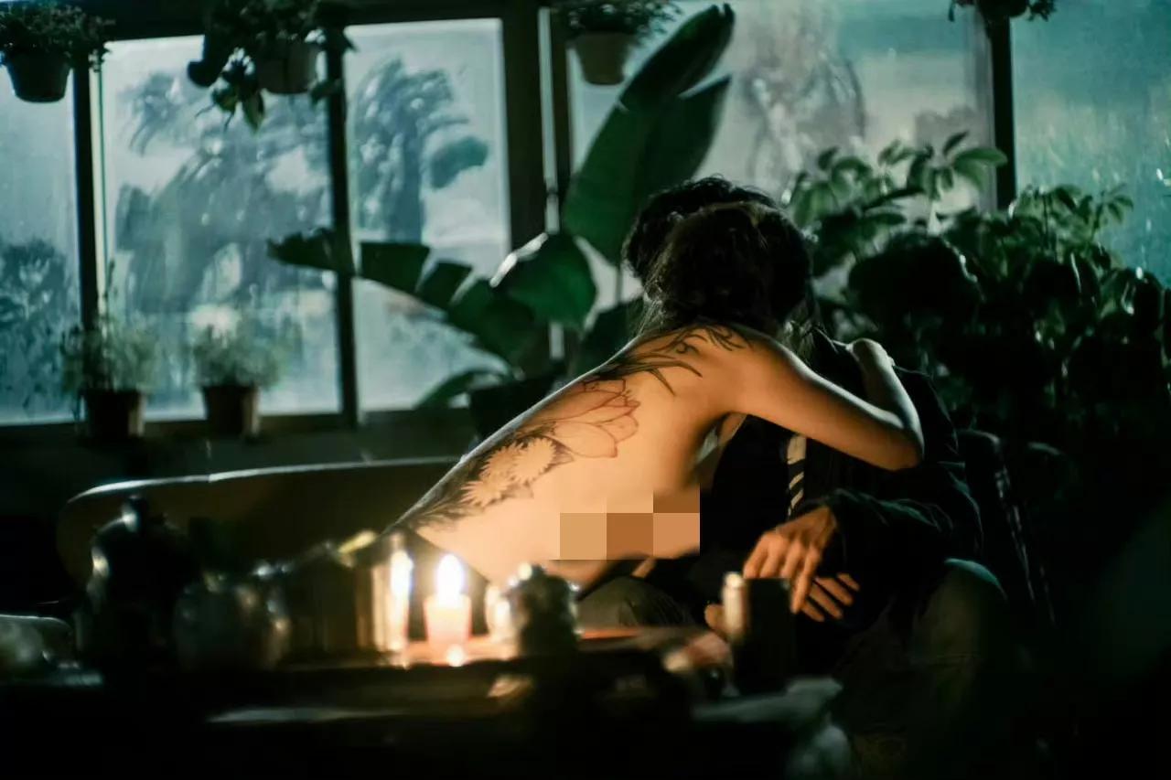 纹身、宋佳张颂文再次大尺度出演《风中有朵雨做的云》。