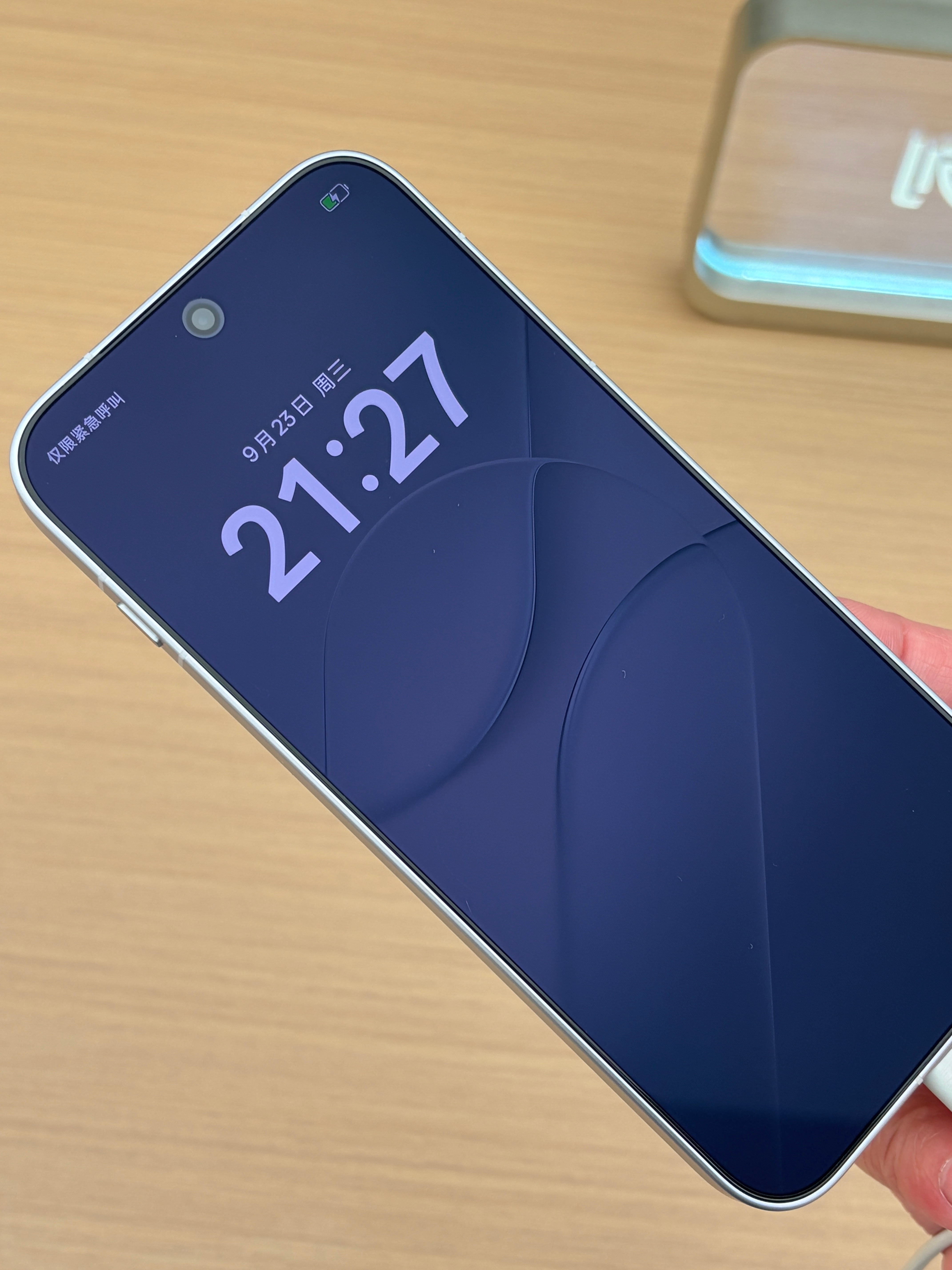 前两天去看了下 FindX10Pro，这个屏幕出厂确实是PET AR 膜，摸起来