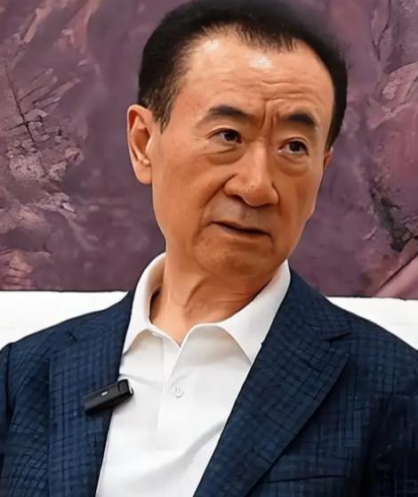 有网友感叹，王健林真够狠！身家只剩290亿，却靠不断出售万达广场，6年时间几乎清
