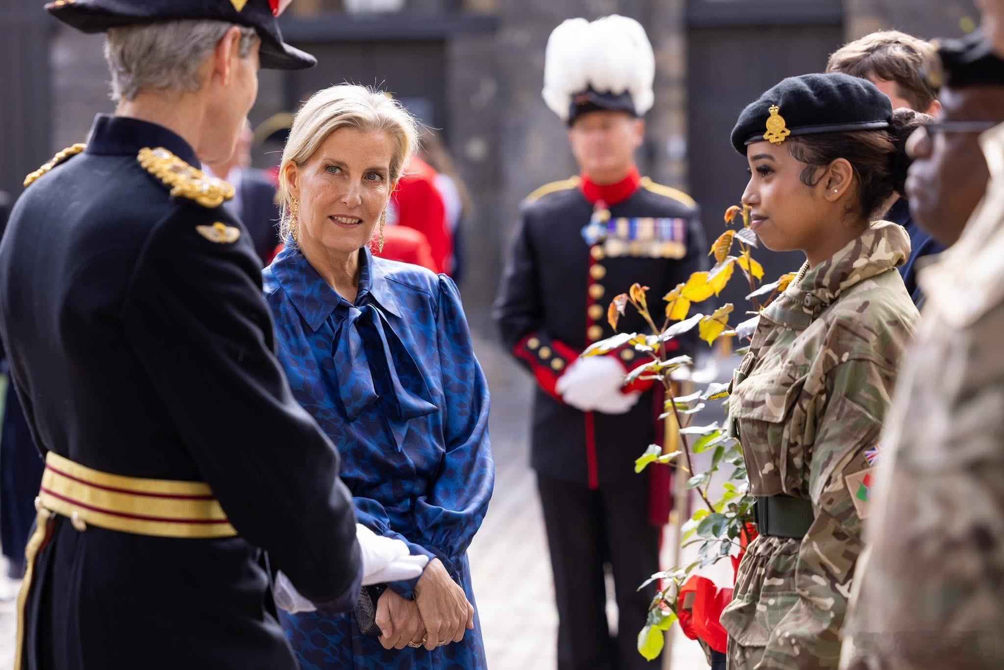 英国王室 🇬🇧4月13日，爱丁堡公爵夫人为皇家切尔西医院的伊丽莎白二世纪念退