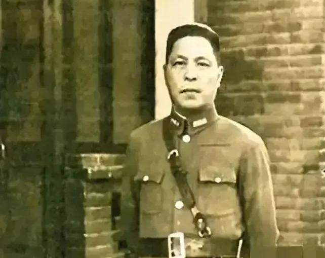 1947年11月，解放军给郏县的国军中将武庭麟送去劝降信，武庭麟下令将送信人杀掉