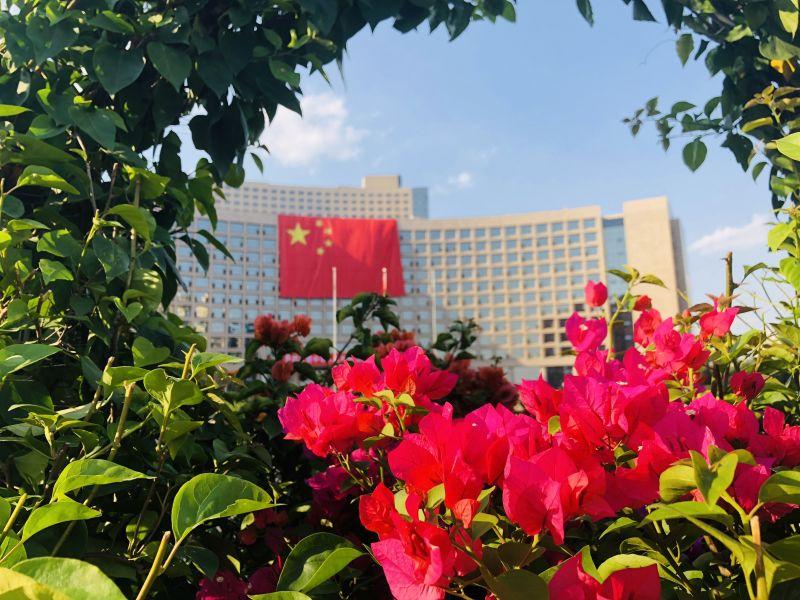 国庆长假正好，相约出游四方。
览尽湖光山色，尝遍美食佳酿。
愿君一路顺风，旅途平