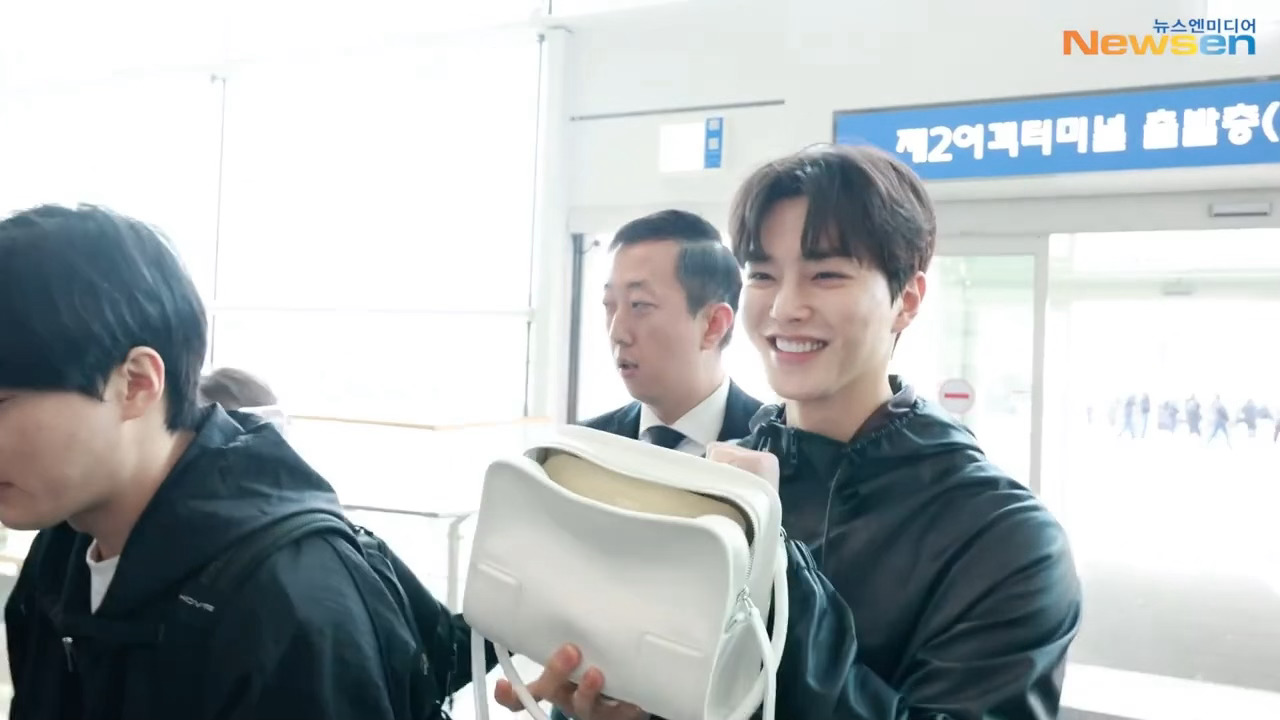 从未见过如此朴实直给的代言人宣传品牌pr：给宋江加钱宋江在机场卖包宋江朴实直给的