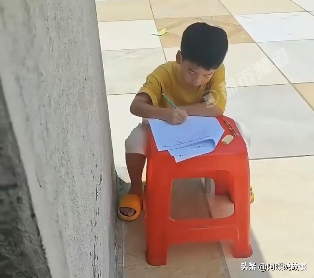 俩娃写作业磨蹭，半天憋不出几个字。宝妈怒斥："专心点！"娃委屈："我尽力了。"宝