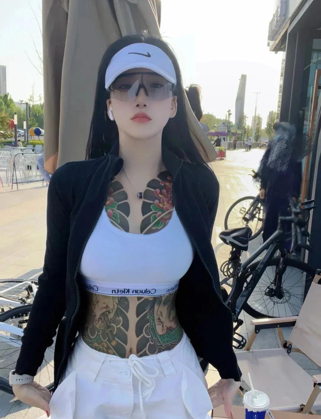 想问一下，这样全身纹身她不疼吗？