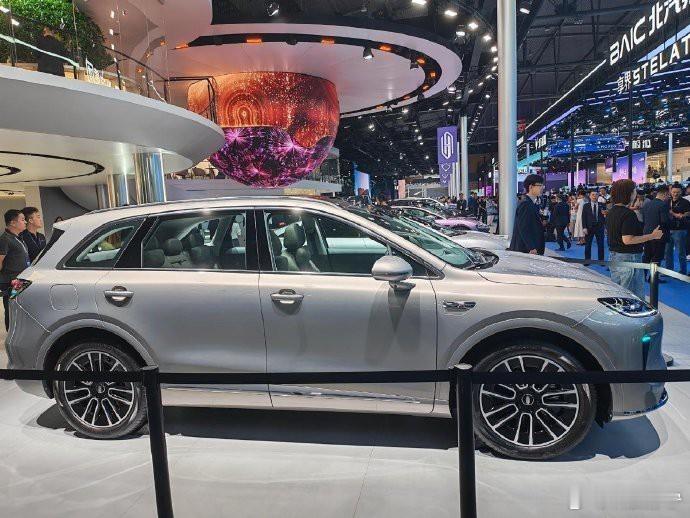 探索无限，驭见未来。鸿蒙智行家用SUV，搭载1300公里续航力，让每一次通勤都成