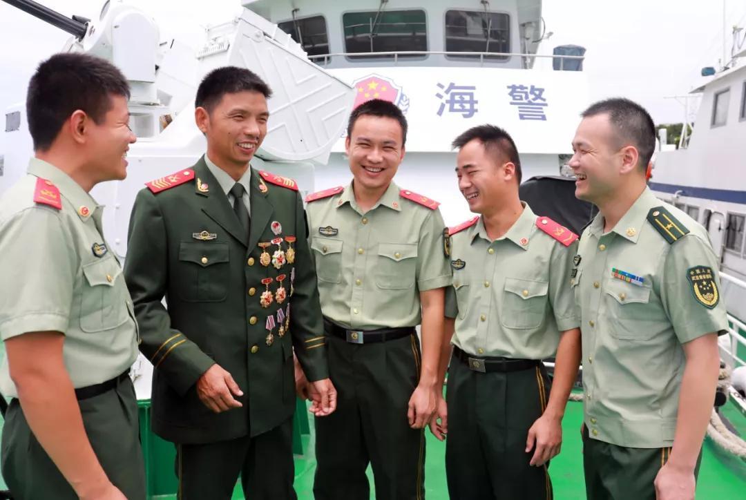 下面几位海警同志？哪个军龄时间最长？