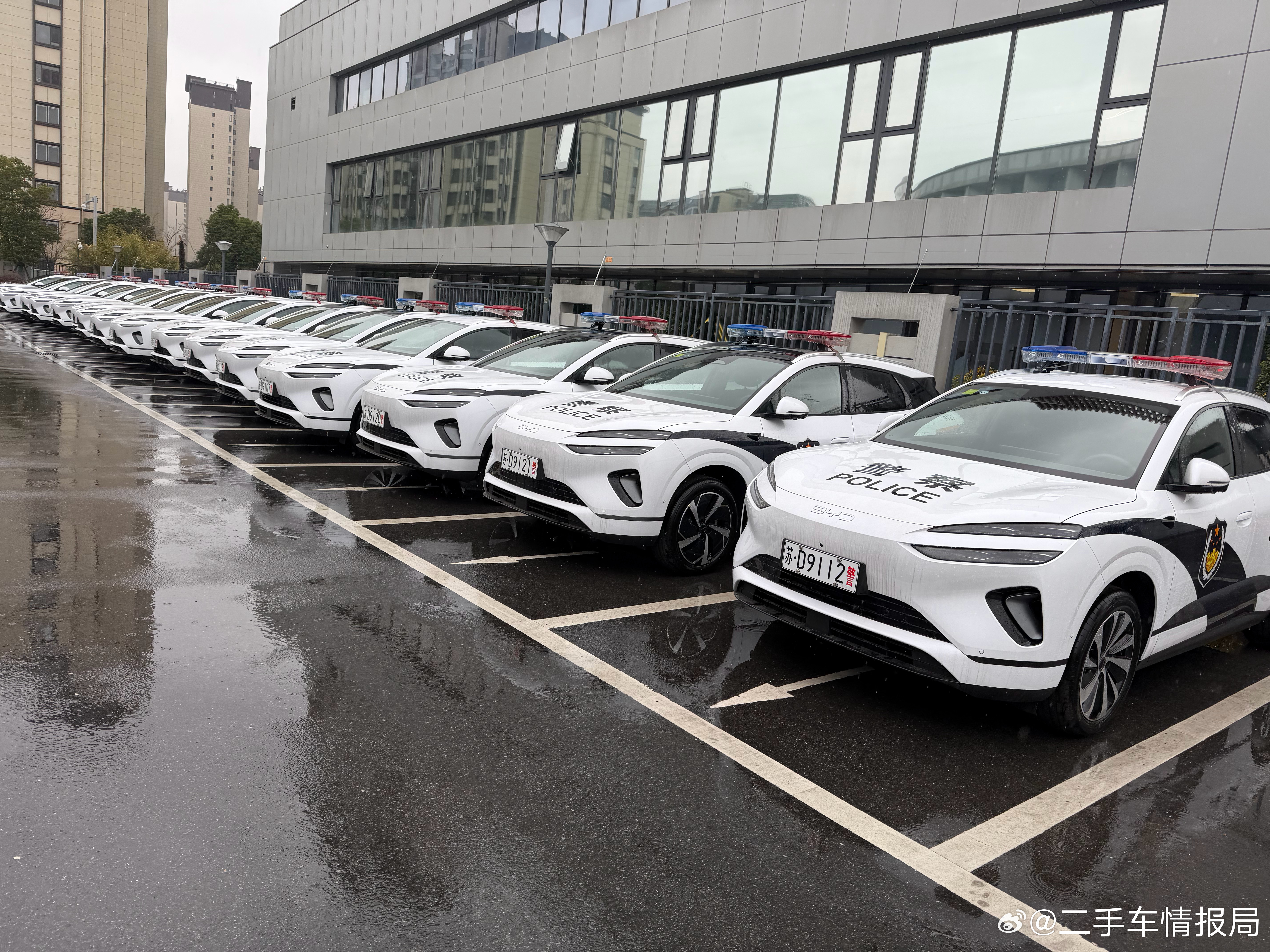 车管所搬了，他们还把公车都换了我记得之前都是日产呢，因为那个4s集团老板是局长的