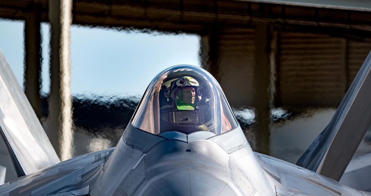 未来歼-20隐形战斗机相关改进型号的数量只会越来越多，而美国空军的主力更倾向于更