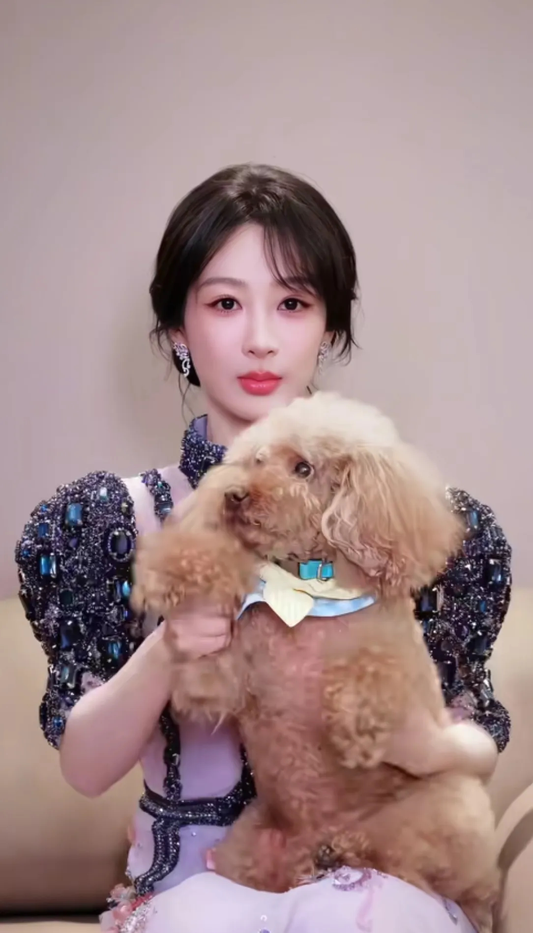 杨紫的时尚风格多变，难以确定哪件衣服最显其美。喜欢杨紫在多部电视剧中的精彩表现。