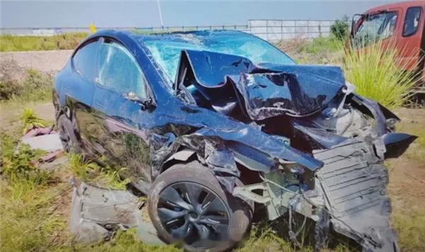 【特斯拉坠落20米陡坡车主顺利逃生】近日，一位特斯拉Model Y车主分享了一场