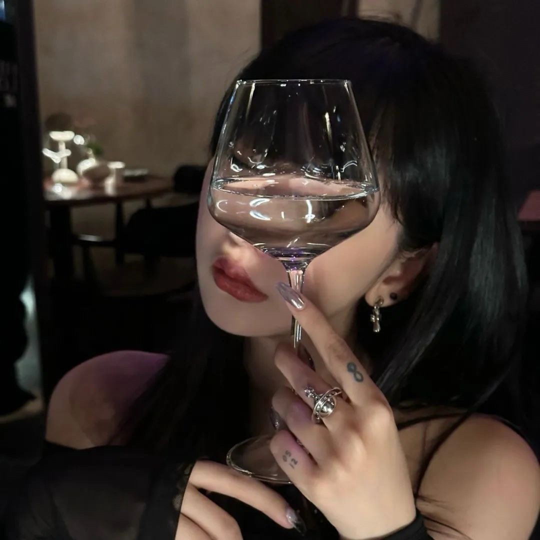 𝒊𝒔 𝒐𝒌 🤍🍶“喝下去的是酒，浮上来的是故事。” ​​​