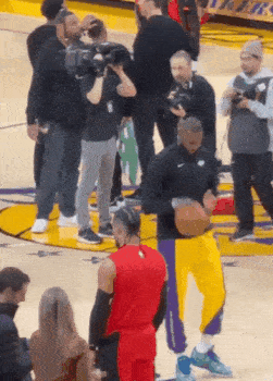 詹姆斯和狄龙的过往，相爱相杀，詹姆斯眼里对狄龙满满的爱，看他就像一个小弟弟一样，