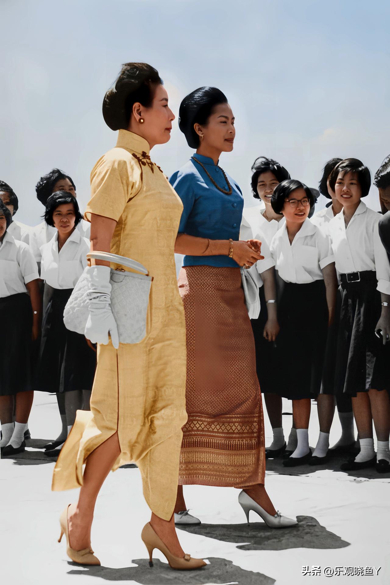 1963年6月，在台北的宋美龄与泰国王后诗丽吉。这并非演戏，也并非电视里的演员所