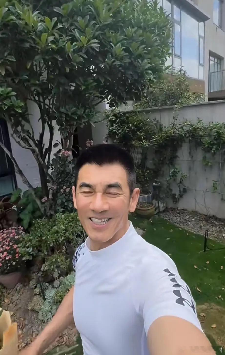 硬汉任天野还挺浪漫，520一大早去菜市场买菜，还顺便给老婆买了一束花，算是给老婆