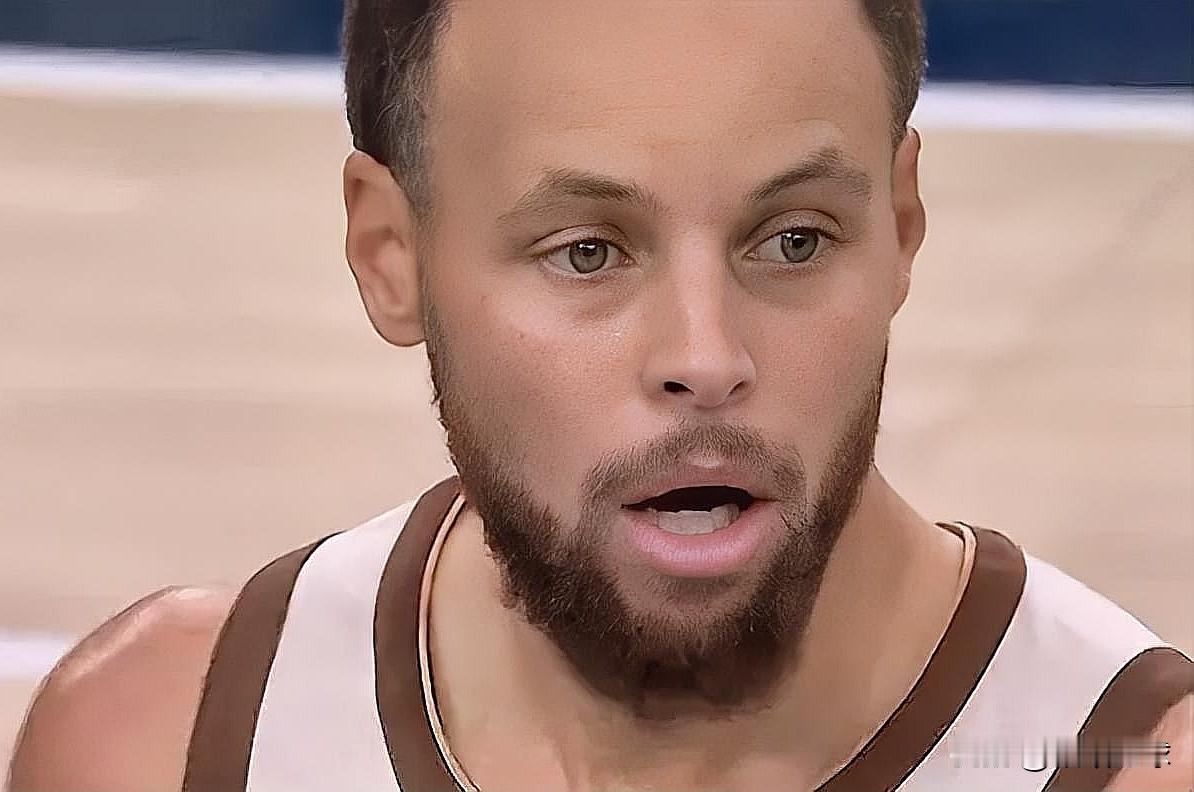 库里明显被裁判针对了！在今日勇士对阵快船的第三节比赛中，库里突破随手一抛空心入网