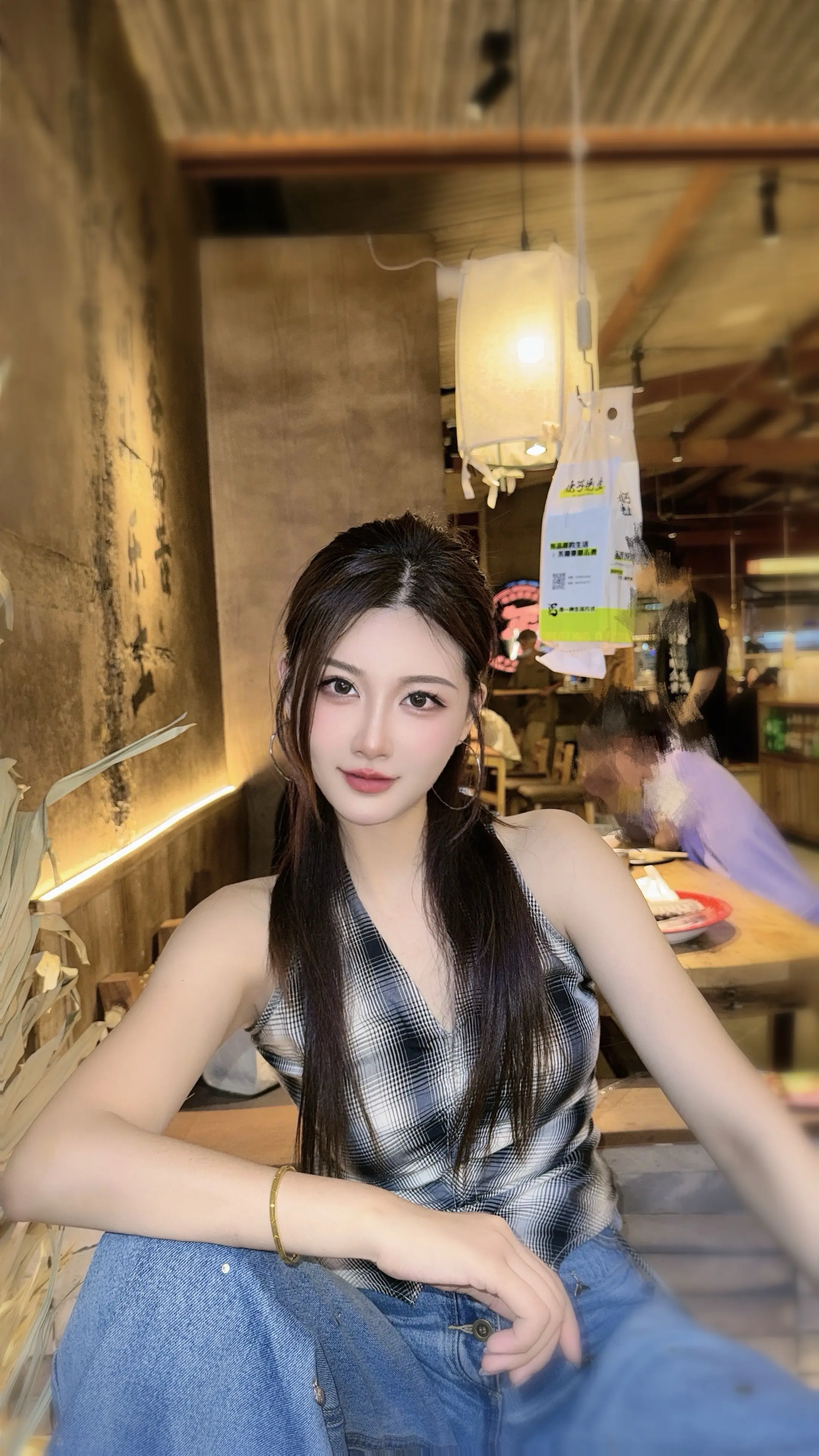 我不止会撒娇 会开车 会挣点小钱儿  也会喝酒  也可以陪你喝到凌晨三...