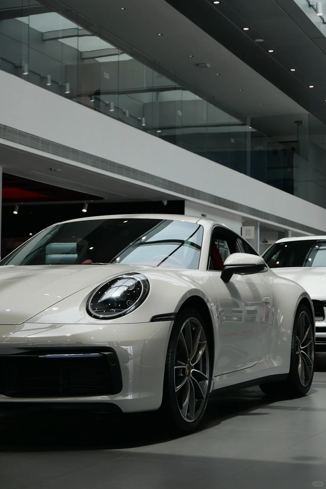 911 Carrera /  理智 内敛的哑灰