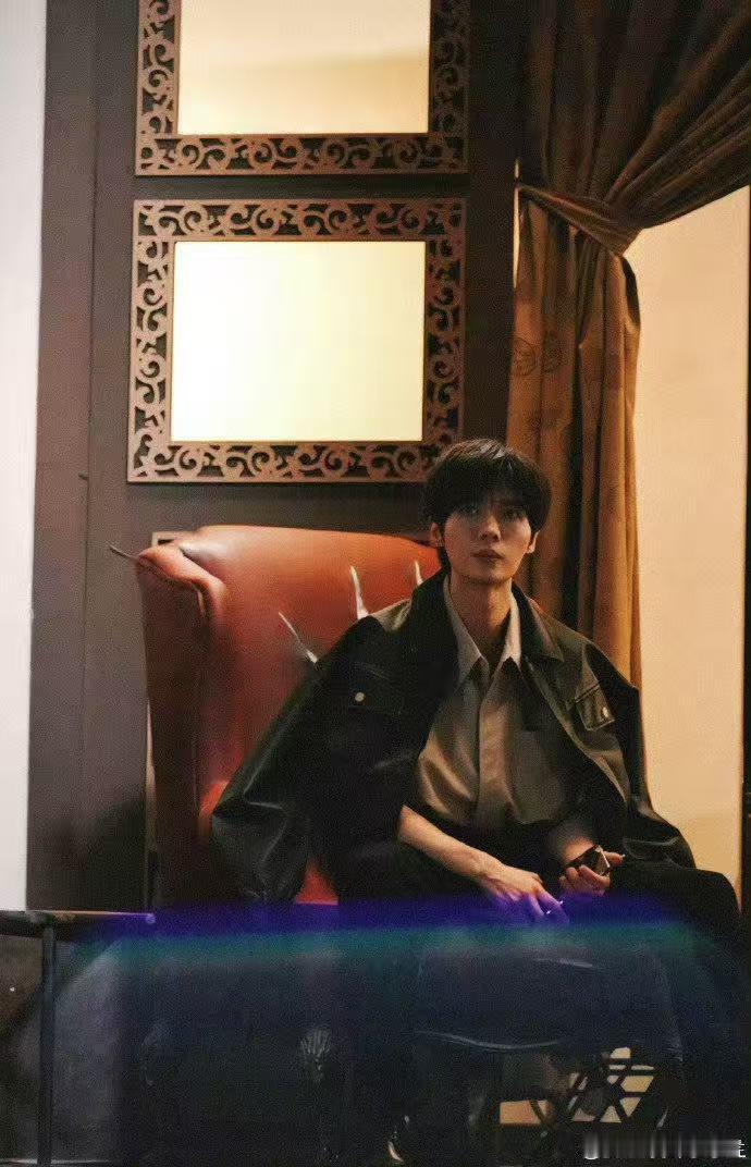 左凌峰 少爷和我左凌峰的忙碌从不是徒劳，是脚踏实地的奔赴，正如“少爷和我”的各位