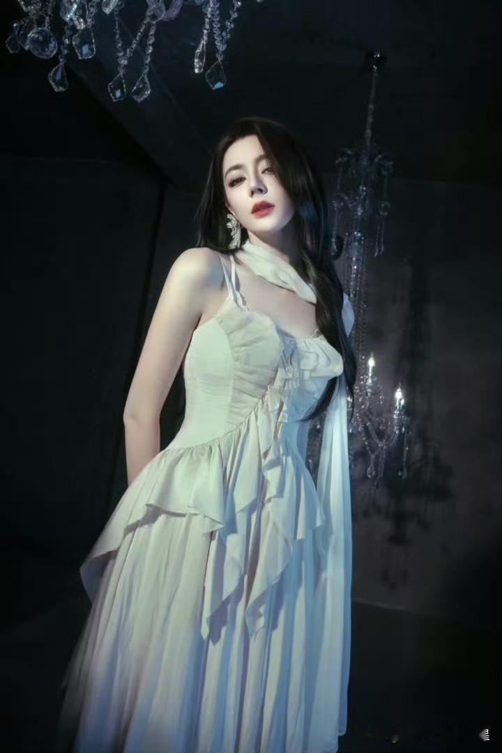 迪丽热巴随手一拍就是大片，美的让人挪不开眼，完全女王来的，好辣气场十足
迪丽热巴