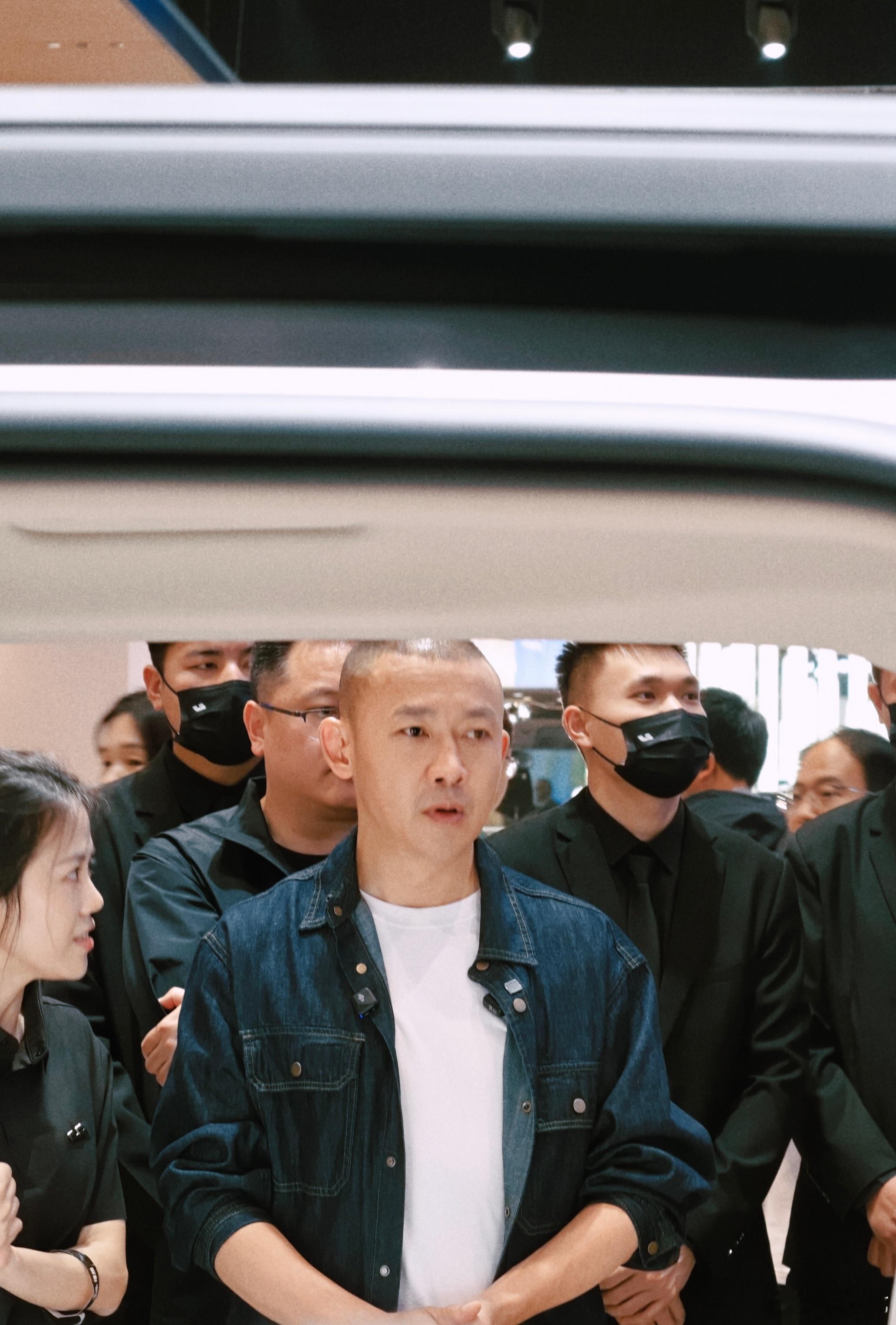 来得早不如来得巧，逛北京车展理想展台，偶然碰到了明星聂远来看理想L9 Livis