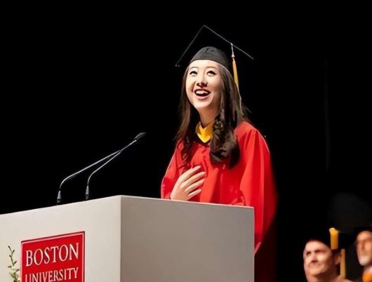 2017年5月，中国姑娘杨舒平站上马里兰大学毕业讲台，对着全世界说了一句让所有人
