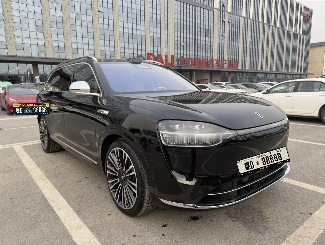 问界M9从上市就以非常厉害的智驾系统，智能的车机，舒服的座舱和宽敞的空间销量一直