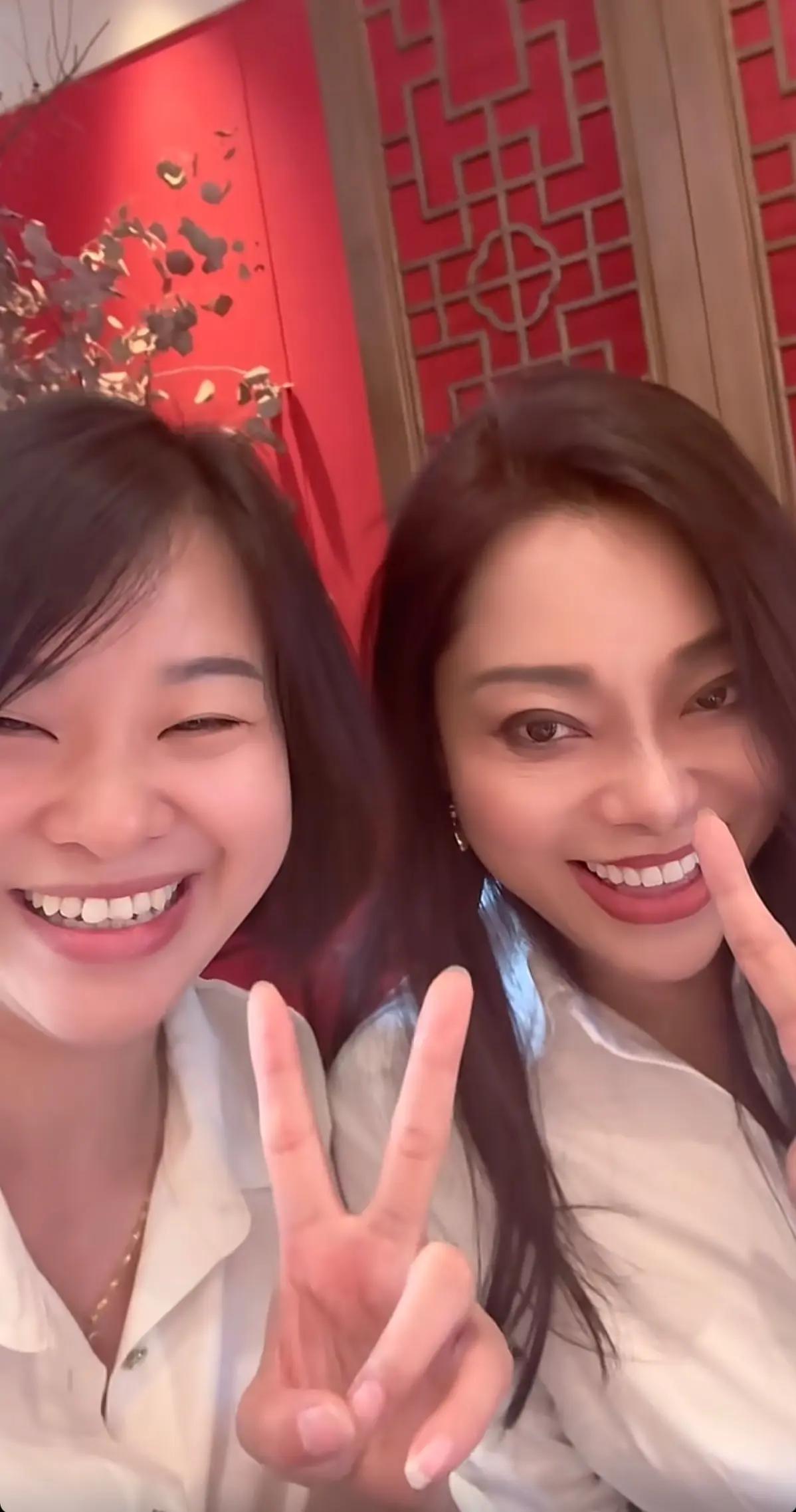 这样看来，小眼睛女生更漂亮一点，张雪的眼光果然不错，特别是年纪上来了之后，这种优
