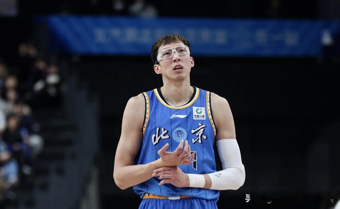 北京84-90不敌山西！赛后球迷发表言论说道：
1.周琦提前退赛！周琦在第三节后