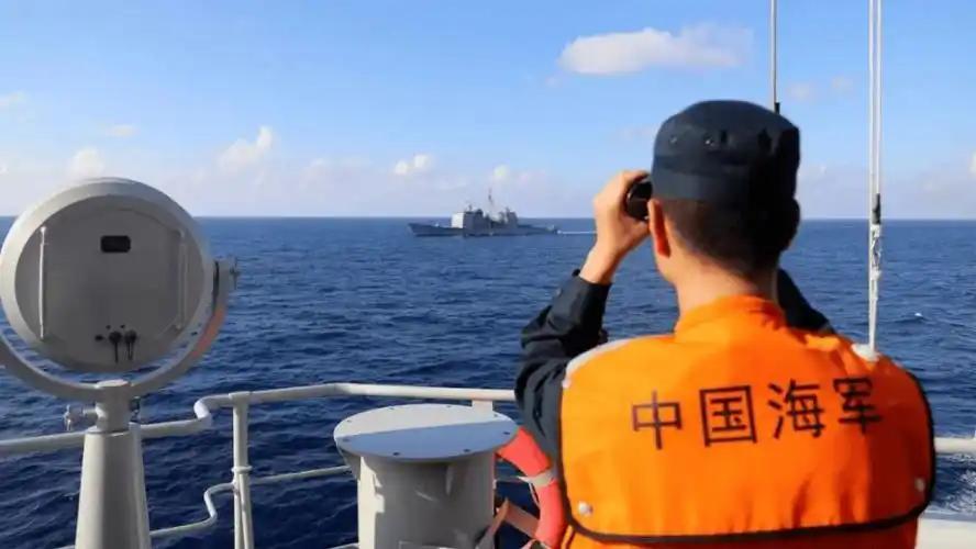 菲律宾拉拢多国搅局南海，解放军海空巡航强势亮剑。2026年6月底，南海局势再度迎