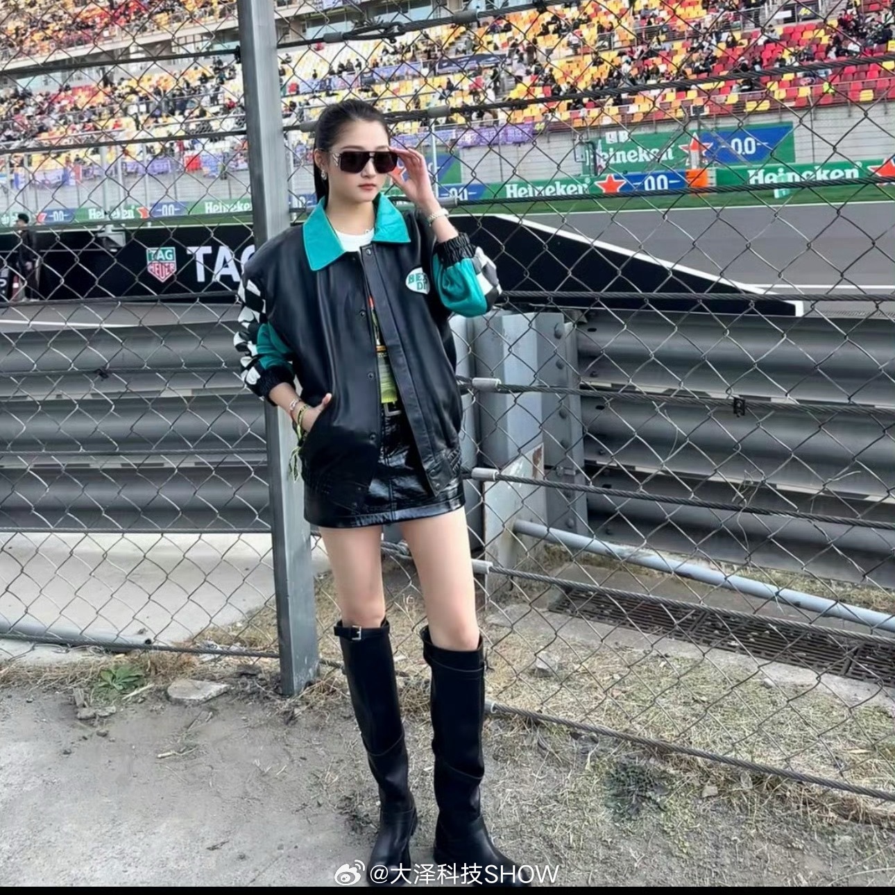 F1中国大奖赛火热进行，不少网友发现，梅赛德斯车手拉塞尔和李小冉神态气质特别像，