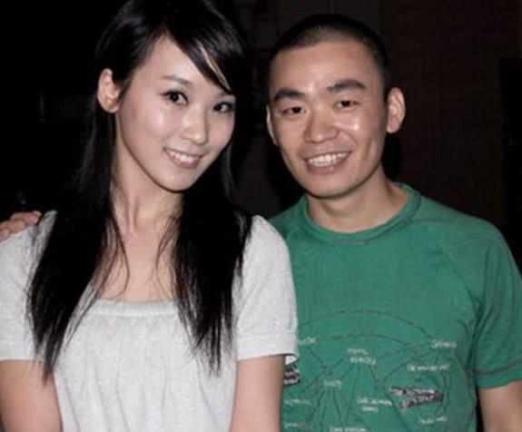 那年和王宝强合影的谢楠长发飘飘一副很有智慧的样子，后来她剪短发了，不过，怎么看还