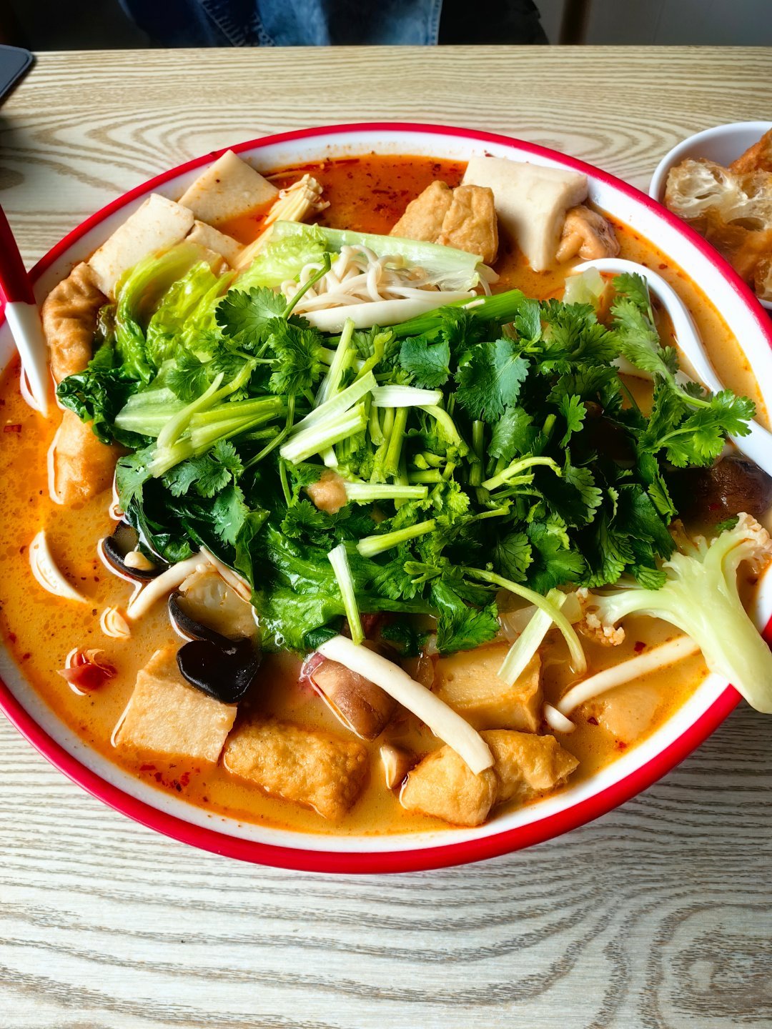 *在路上*补充蔬菜之麻辣烫...每次都要多，吃得快漾出来了。不过，一般般，没有东