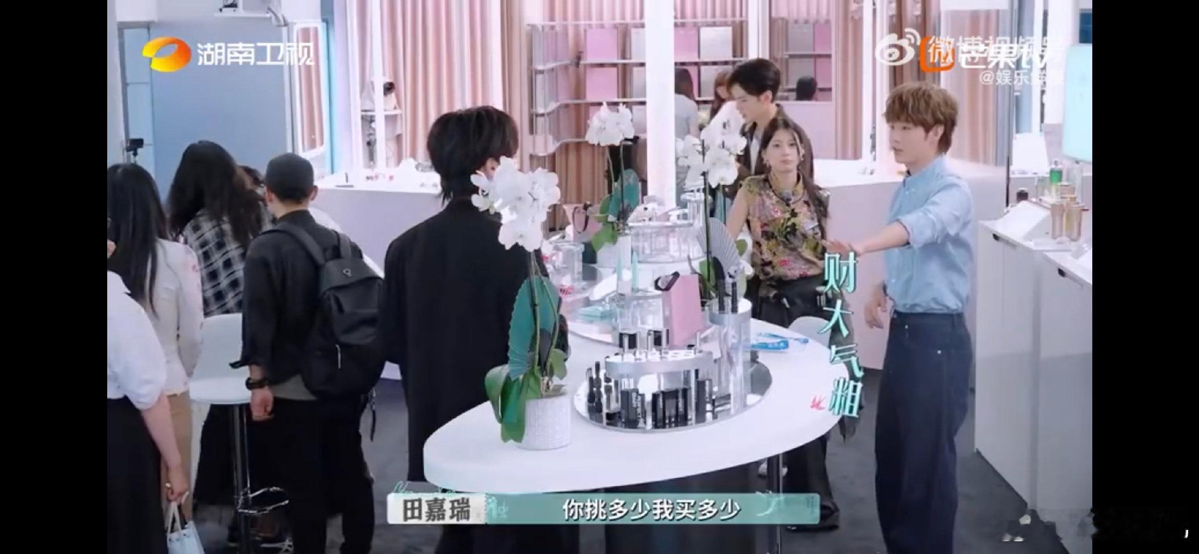 赵昭仪[超话]赵昭仪田嘉瑞在巴黎久仰大名谁还没看赵昭仪田嘉瑞巴黎同框？隔代花少重