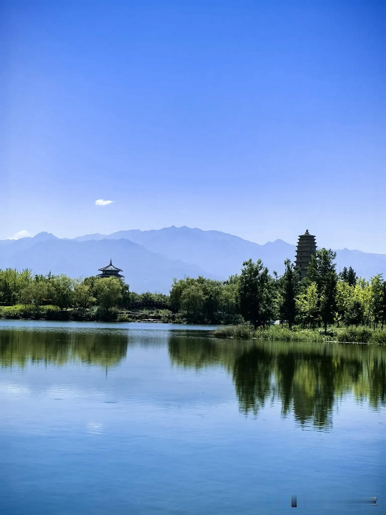 《金陵杂题二首》（其一）
一一沈彬（唐）

王气生秦四百年，晋元东渡浪花船。
