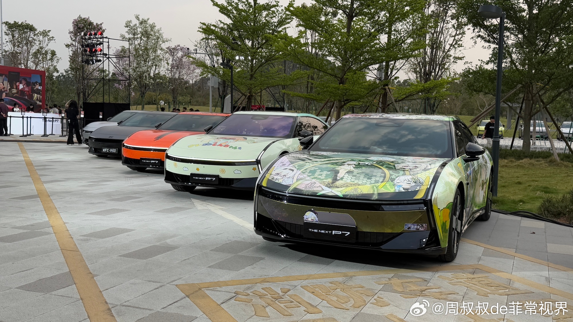 小鹏P7增加黑白红三款配色，其中黑和红两款配色得加钱，盛惠5000元。小鹏P7还