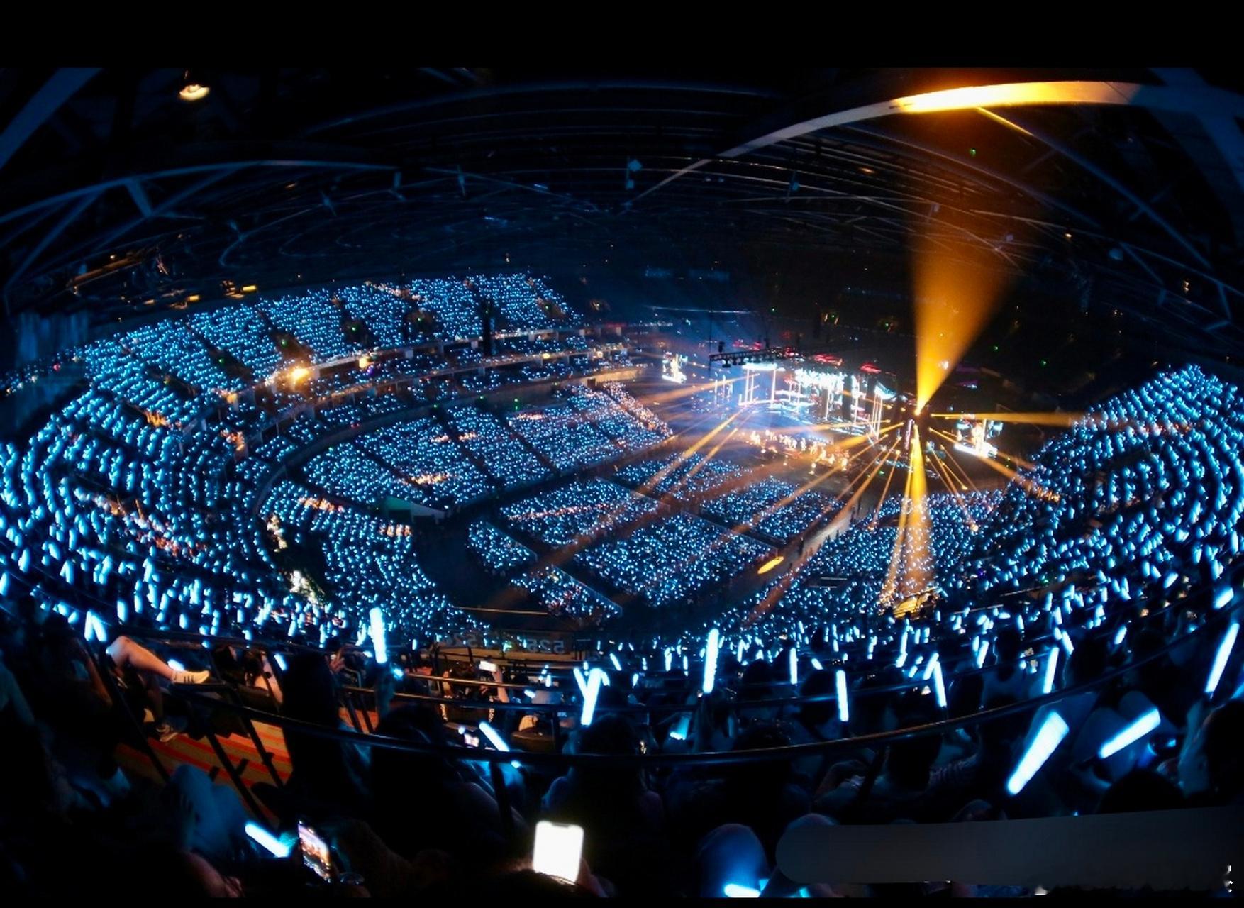 演唱会门票是黄金做的这届主办方太会了！直接往门票里塞黄金，现场还抽奖送吊坠，近万