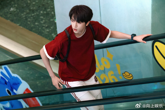 张桂源完全校草来的  张桂源我们的少年时代2新路透，全世界最适合红T的男人出现了