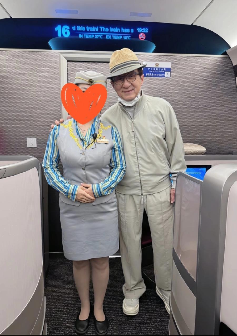 成龙坐高铁去北京，商务车厢女乘务追星合影，说当时成龙躺商务座椅上，还点了高铁外卖