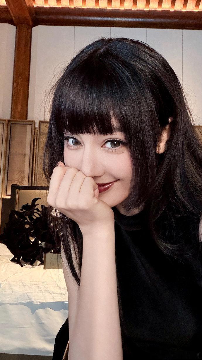 迪丽热巴暗黑漫画感妆冷调漫画妆容氛围感十足迪丽热巴仰头自拍 ​​​